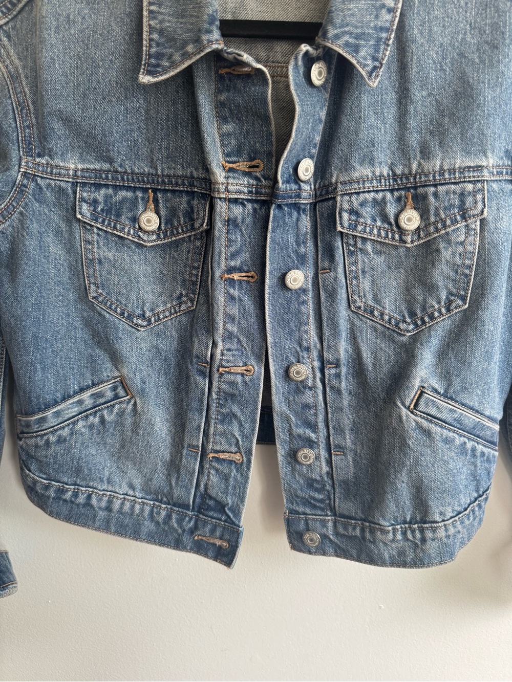 Old Navy Cropped Denim Jacket Medium Wash Button Front Small NWT - Picture 4 of 8